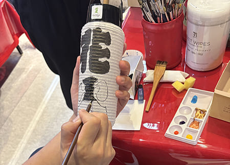 提灯絵入れ体験の様子